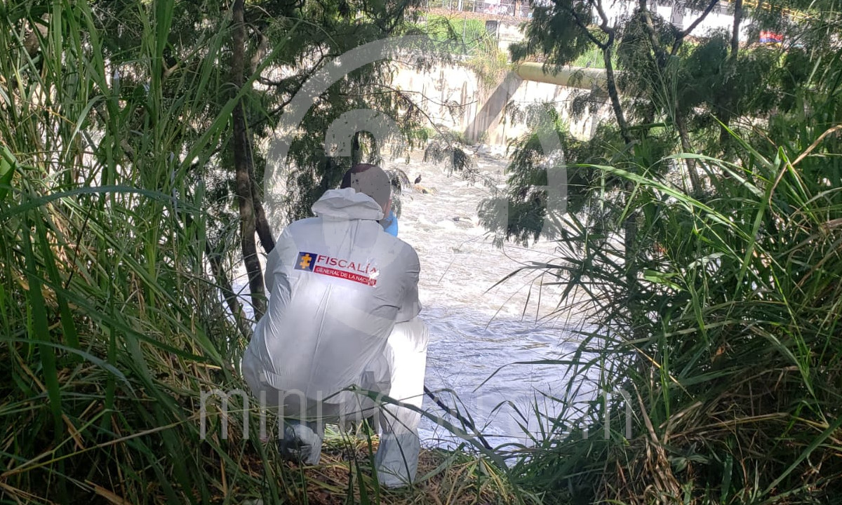 FOTOS. A esta hora las autoridades tratan de sacar un cuerpo del río Medellín 3 Madera