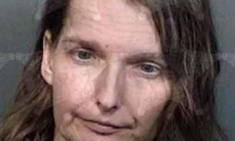Mujer es arrestada por encerrar a su hija con autismo en una jaula