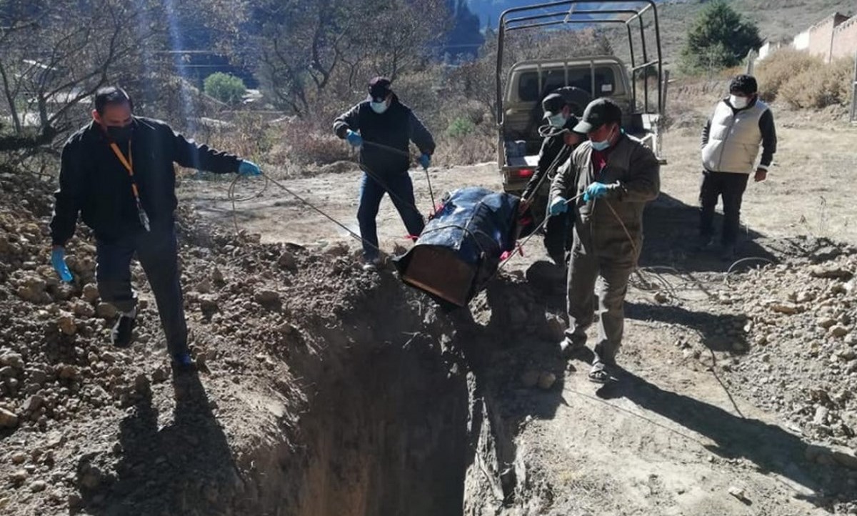 mujer desenterro madre bolivia
