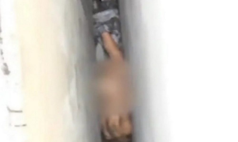 mujer desnuda atrapada edificio