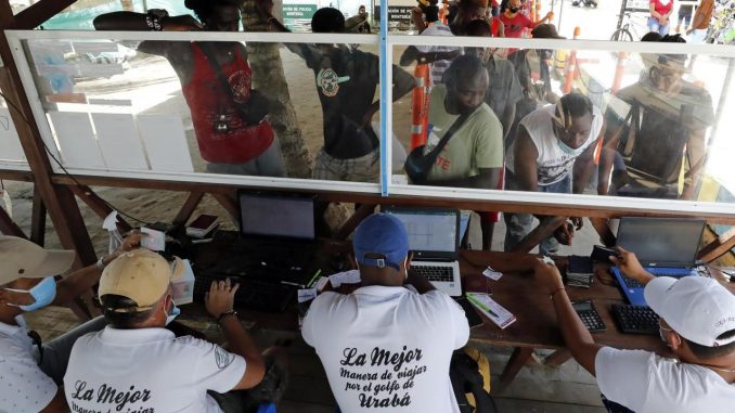 Fotografía tomada el pasado 3 de mayo en la que se registró a decenas de migrantes, de diversas partes del mundo, al comprar tiquetes para viajar a Capurganá, en el embarcadero de Necoclí (Colombia). EFE/Mauricio Dueñas/Archivo Necoclí crisis migratoria