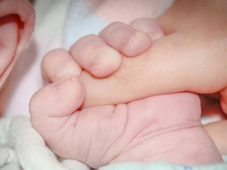 ¡Aberrante! Niña de 12 años dio a luz y el padre del bebé tiene 24 años 1 niña