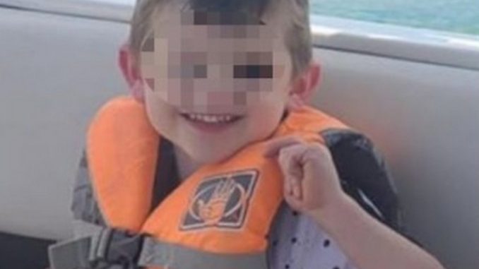 niño de 4 años dentro de su baúl