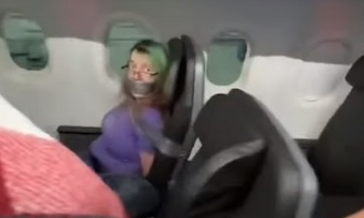 pasajera atada avion