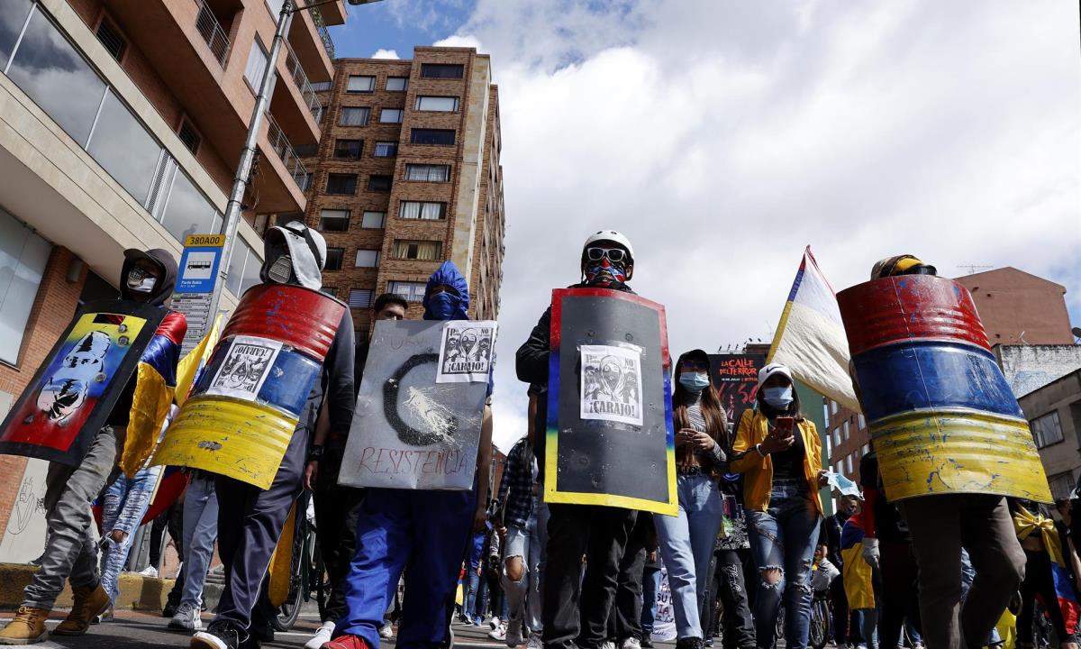 Integrantes de la primera línea marchan hoy por las calles de Bogotá (Colombia). EFE/Ricardo Maldonado Rozo protestas