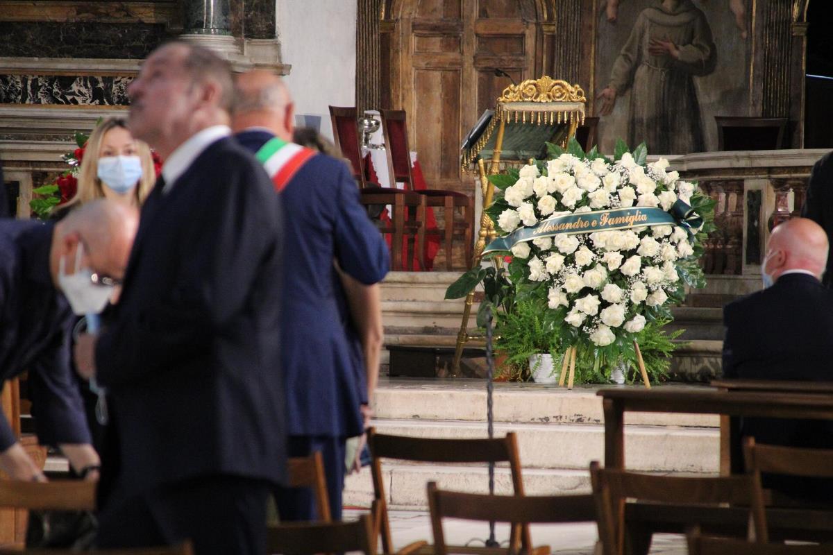 FOTOS: Cientos de personas siguen el funeral de Raffaella Carrà en Roma 1 rafaela carra2