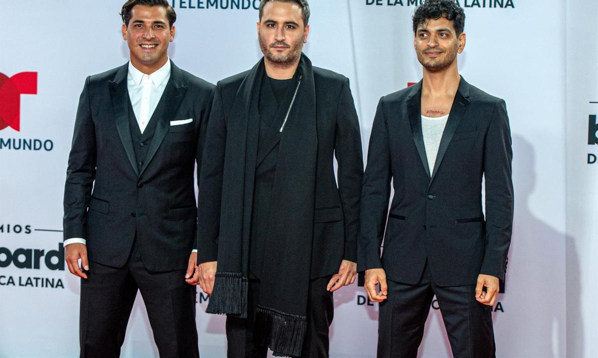 Los integrantes de la agrupación mexicana Reik (i-d); Julio Ramírez, Jesús Navarro y Bibi Marín, posan, el 21 de octubre de 2020, a su llegada a la alfombra roja de los Premios Billboard de la Música Latina. EFE/Giorgio Viera/Archivo Billboard de la Música Latina