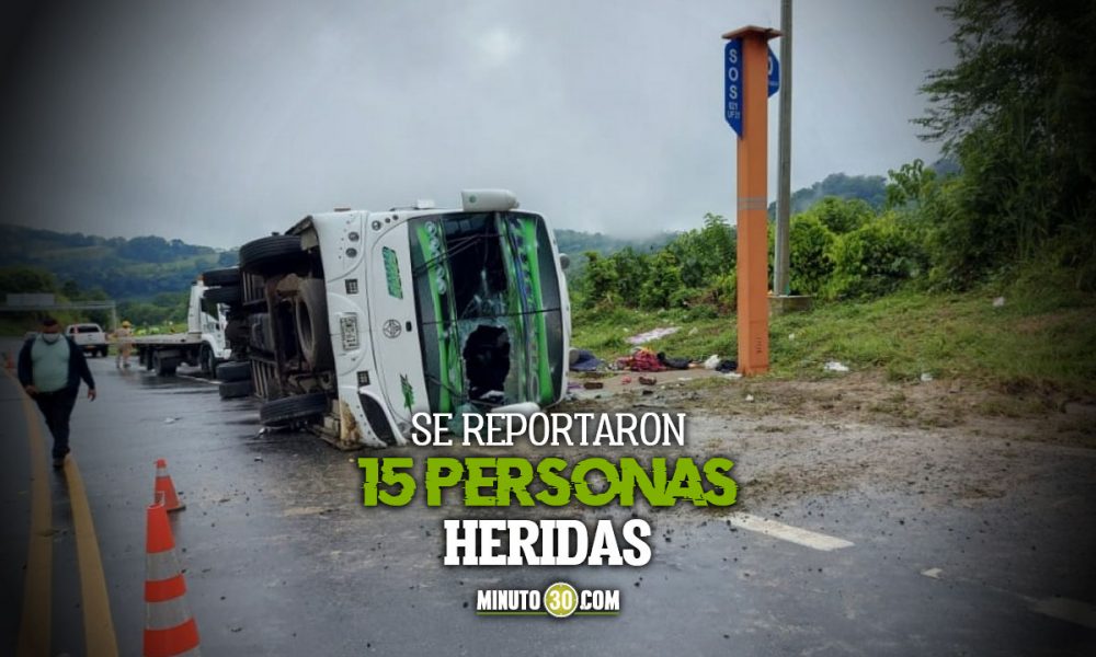 Aparatoso accidente de un bus en el sector La Manuela