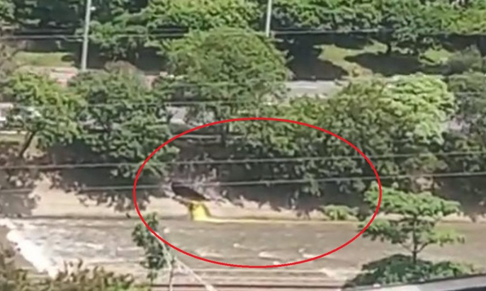 Denuncian que un líquido amarillo cae al río Medellín