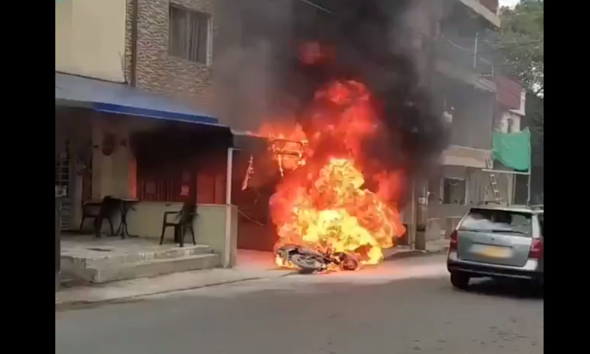 VIDEO. ¡Qué peligro! Una moto se incendió de forma descomunal en Santa Lucía 1 Santa Lucia