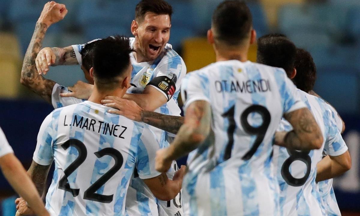 Argentina fue líder de la Zona A con diez puntos, seguido por Uruguay con siete, Paraguay con seis, Chile con cinco y Bolivia, sin unidades. EFE/Fernando Bizerra/Archivo Argentina y Colombia