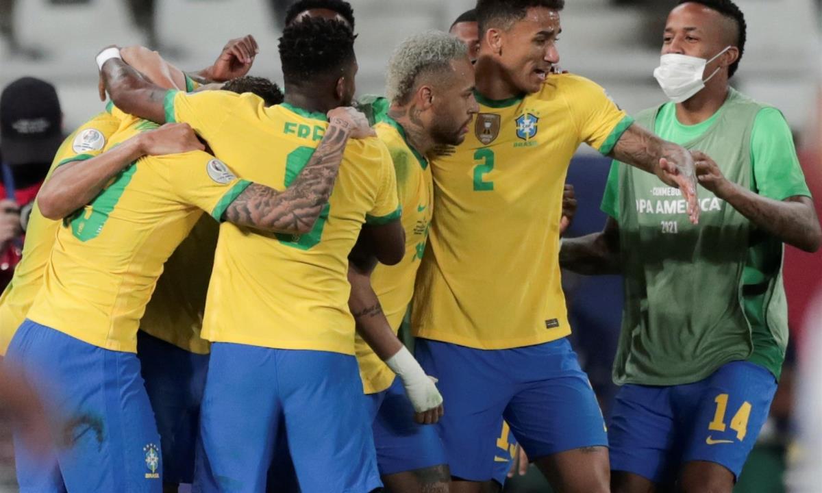 Jugadores de Brasil celebran un gol de Lucas Paquetá hoy ante Perú, durante un partido por las semifinales de la Copa América en el estadio Olímpico Nilton Santos de Río de Janeiro (Brasil). EFE/Andre Coelho Brasil