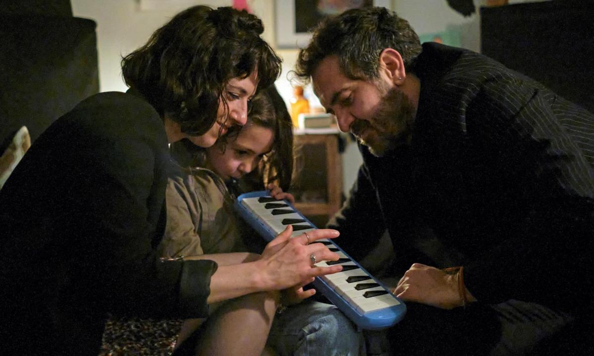 Fotografía sin fecha especifica de toma cedida hoy, por la plataforma Netflix, donde se observa una escena de la serie "Todo va a estar bien". EFE/Natalia Bermúdez/Netflix Diego Luna
