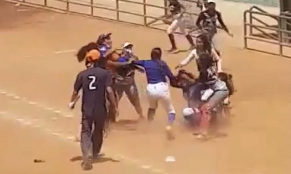Tremenda pelea entre jugadoras de softbol en Santa Marta