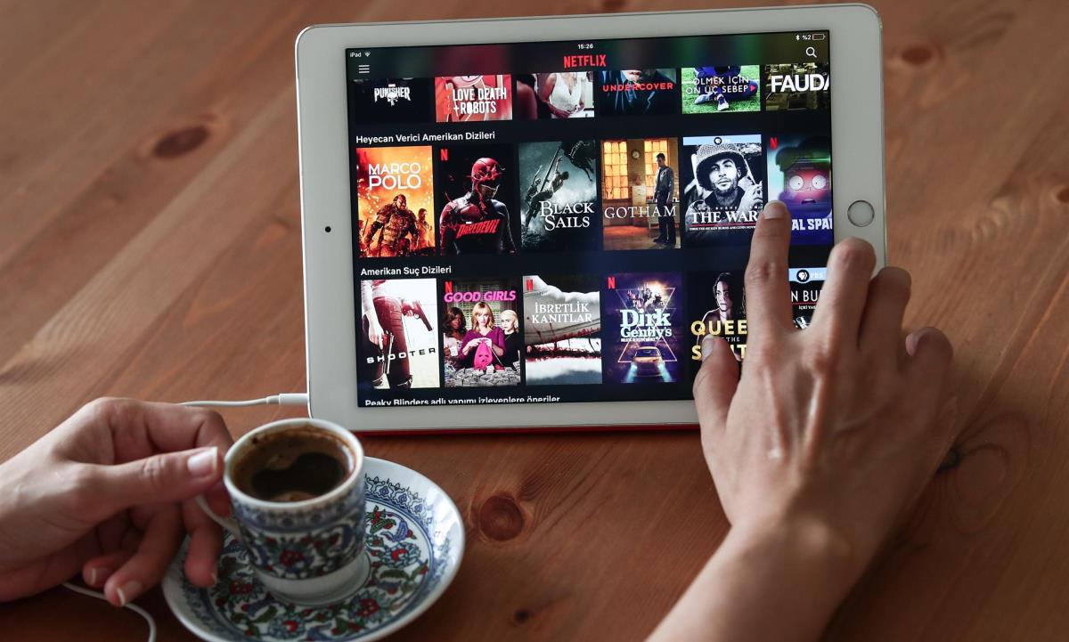 Se espera que varias de las conversaciones se centren en el negocio del "streaming", la pérdida de suscriptores de la televisión por cable o prémium -una tendencia que se aceleró durante la pandemia- y los videojuegos, indica el rotativo. EFE/Sedat Suna/Archivo streaming