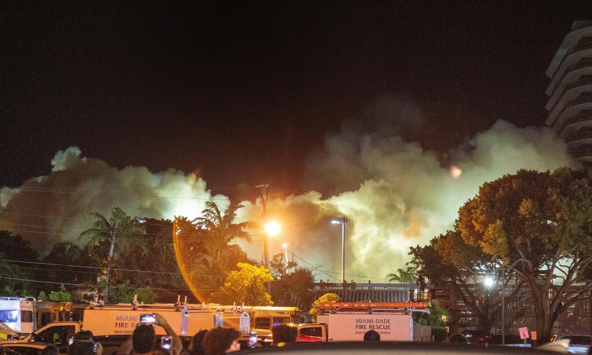 Vista de los escombros del edificio Champlain Towers South después de su demolición en Surfside, Florida (EE.UU.), hoy 4 de julio de 2021. EFE/EPA/CRISTOBAL HERRERA-ULASHKEVICH Miami-Dade