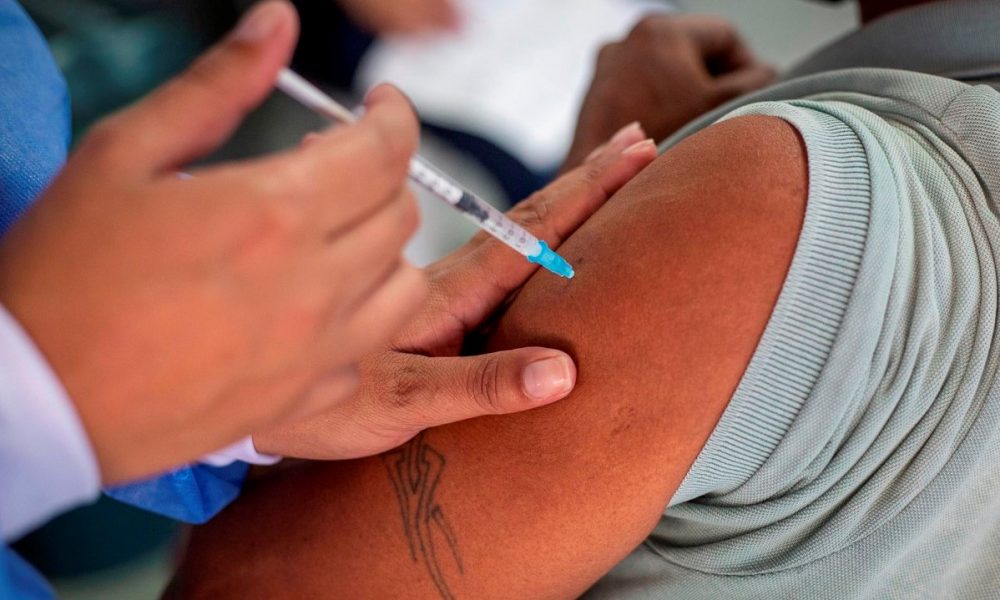 En agosto se podrían vacunar mayores de 18 en todo el país