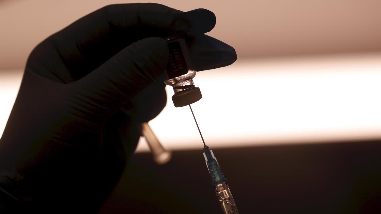 Ante la aparición de variantes del coronavirus, Pfizer informó que su medicamento ha sido efectivo en más del 95 % contra cuadros severos provocados por las cepas Alpha (identificada en el Reino Unido) y Beta (Sudáfrica). EFE/ Toms Kalnins /Archivo vacunas contra la covid-19
