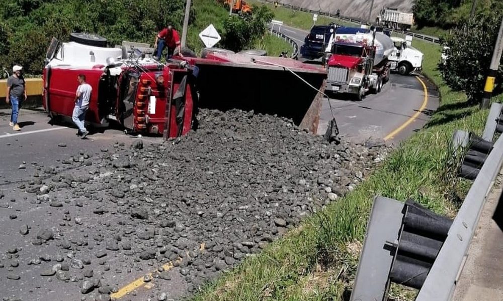 Volqueta se volcó en la doble calzada a Barbosa, después del Hatillo