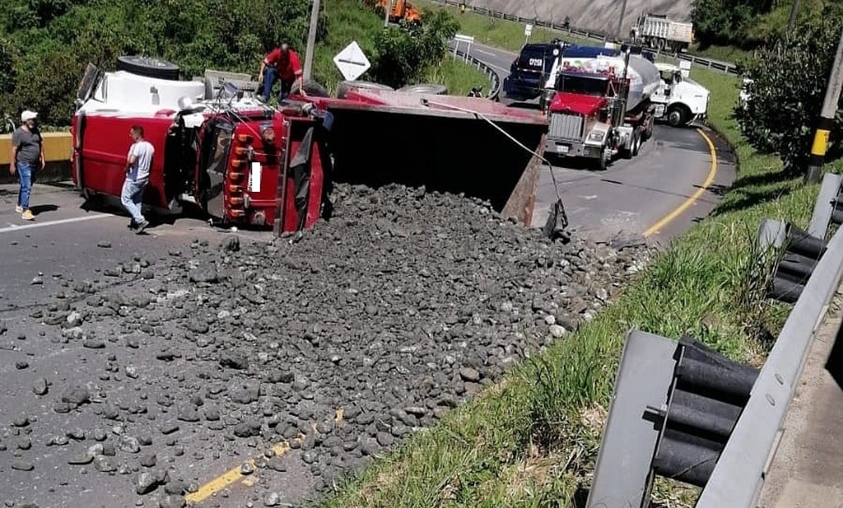 Volqueta se volcó en la doble calzada a Barbosa Volqueta se volcó en la doble calzada a Barbosa