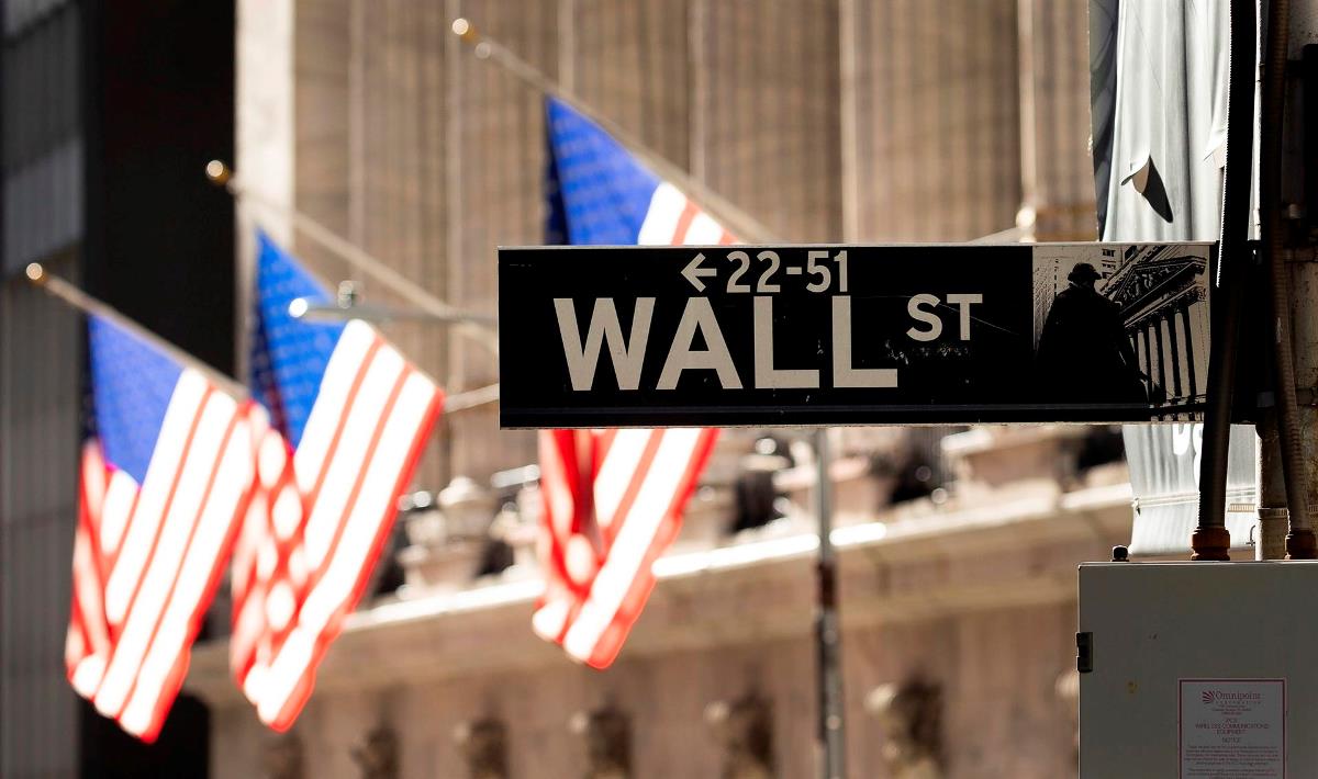 Diez minutos después del inicio de las operaciones en la Bolsa de Nueva York, el Dow Jones sumaba 42,18 enteros, hasta las 34.544,69 unidades, mientras que el selectivo S&P 500 progresaba un 0,20 % hasta los 4.305,93 puntos. EFE/Justin Lane/Archivo Wall Street