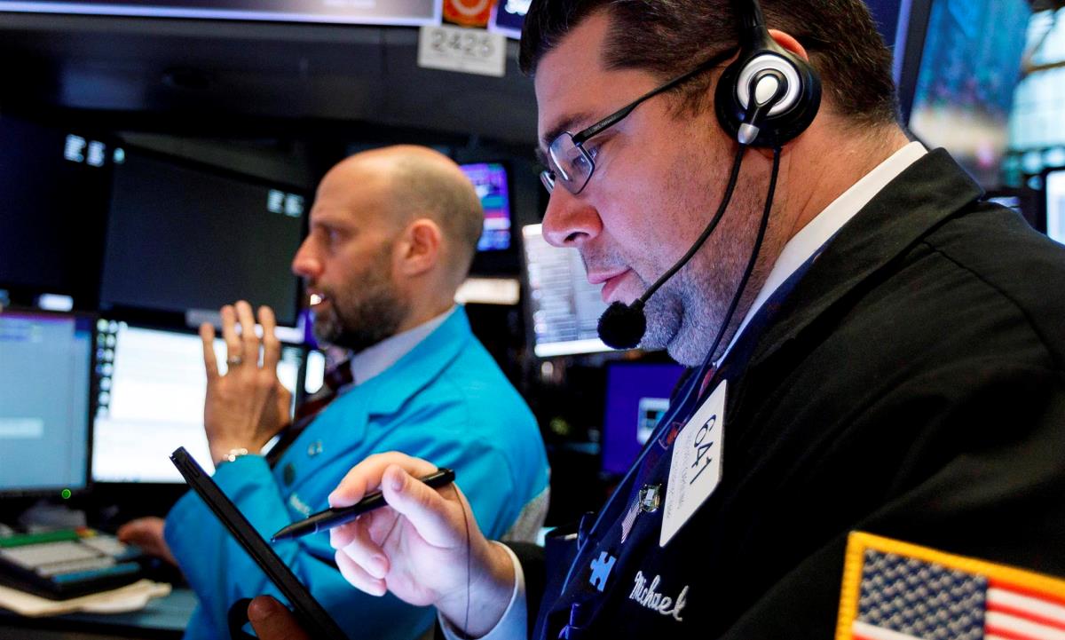 Al término de las operaciones en la Bolsa de Nueva York, el Dow Jones progresó 25,35 puntos hasta alcanzar las 34.823,35 unidades, mientras que el selectivo S&P 500 subió un 0,20 % o 8,79 unidades, hasta los 4.367,48 enteros. EFE/Justin Lane/Archivo Wall Street