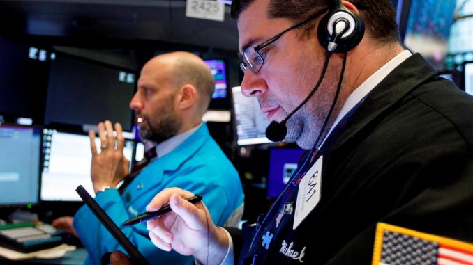 Según datos al cierre de las operaciones en la Bolsa de Nueva York, el Dow Jones de Industriales sumó 153,60 puntos, hasta los 35.084,53 enteros; y el selectivo S&P 500 progresó 0,42 % o 18,51 unidades, hasta los 4.419,15 puntos. EFE/Justin Lane/Archivo Wall Street