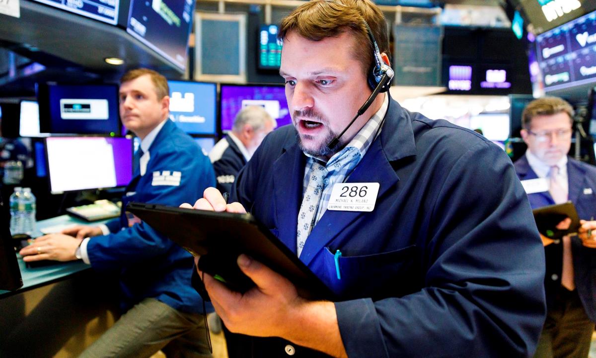 Según datos al cierre de la Bolsa de Nueva York, el índice Dow Jones subió 152,82 puntos y se situó en las 34.786,35 unidades, mientras el selectivo S&P 500 repuntó un 0,75 % o 32,40 puntos, hasta los 4.352,34 enteros. EFE/Justin Lane/Archivo Wall Street