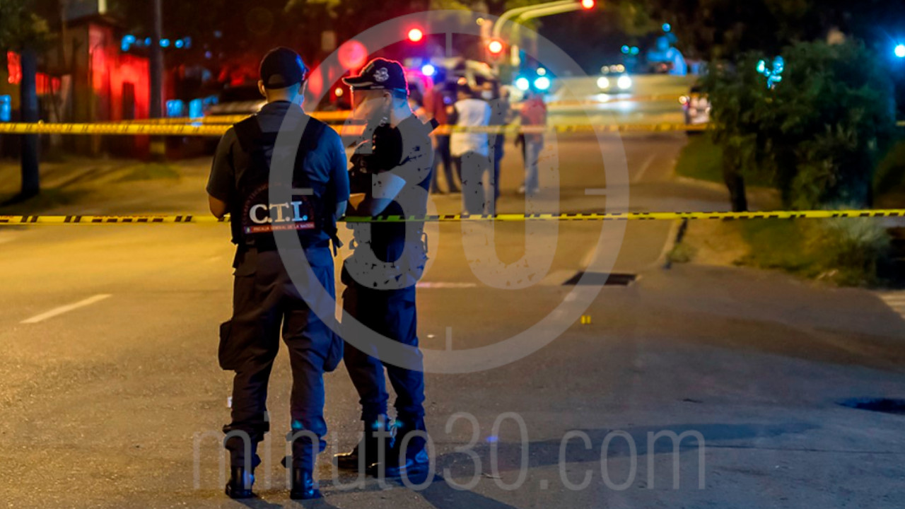 [Fotos] Una pareja que se movilizaba en moto fue atacada a tiros en Castilla, él murió