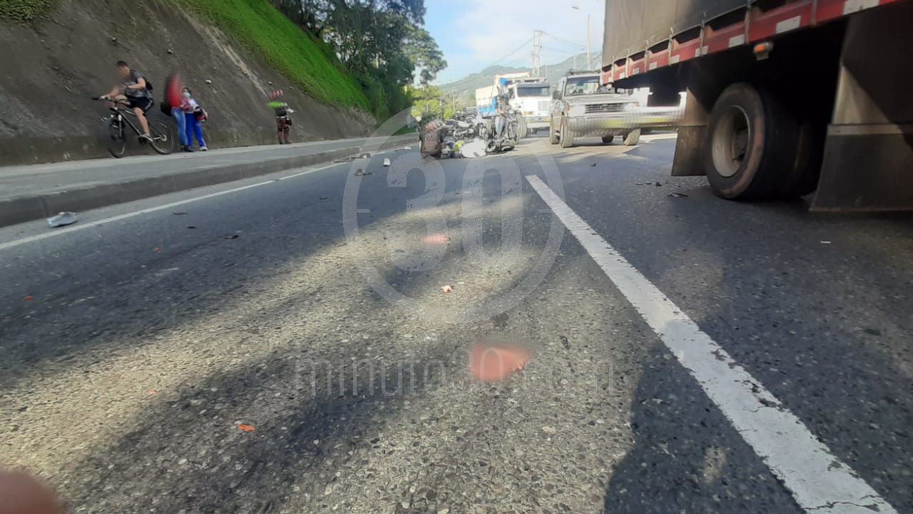 EN FOTOS: ¡Fatal accidente de tránsito! Motocilista murió ‘aplastado’ en la autopista Norte 1 ACCIDENTE