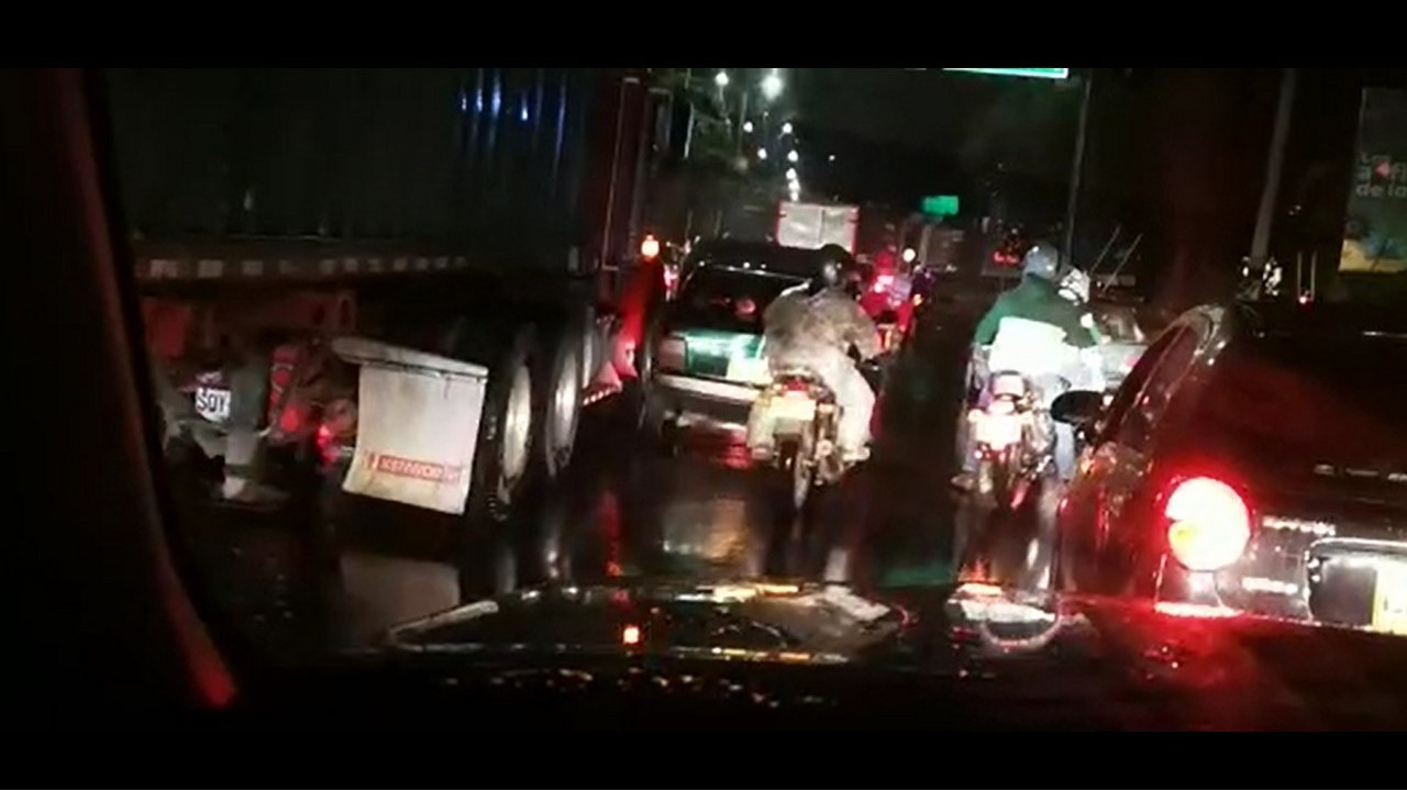 [Video] ¡Pilas! Paso lento por accidente de tránsito en la Avenida Regional a la altura de Aguacatala