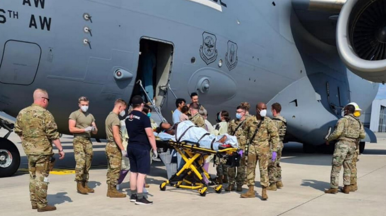 Mujer afgana da a luz a bordo del avión estadounidense en el que huía