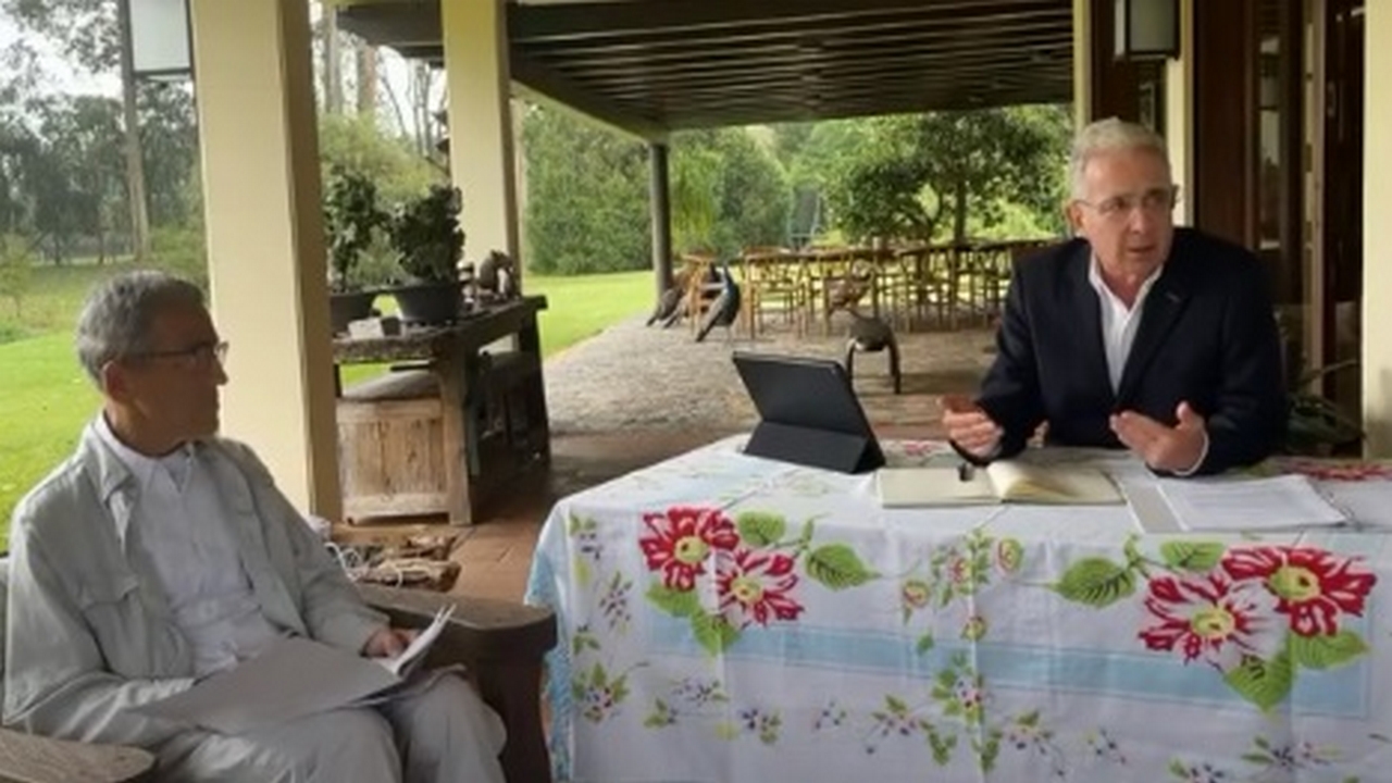 VIDEO: Álvaro Uribe dijo haber sido “engañado” por soldados en casos de falsos positivos
