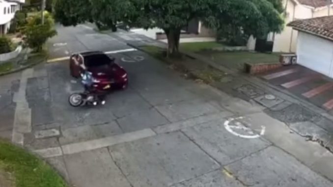 Conductor atropelló a un presunto ladrón en Cali Conductor atropelló a un presunto ladrón en Cali
