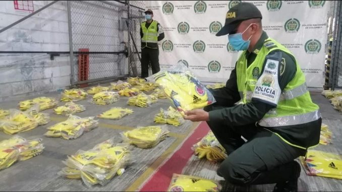 Incautaron casi 500 camisetas de la 'tricolor' en Barranquilla, vendrían del extranjero Incautaron casi 500 camisetas de la 'tricolor' en Barranquilla, vendrían del extranjero