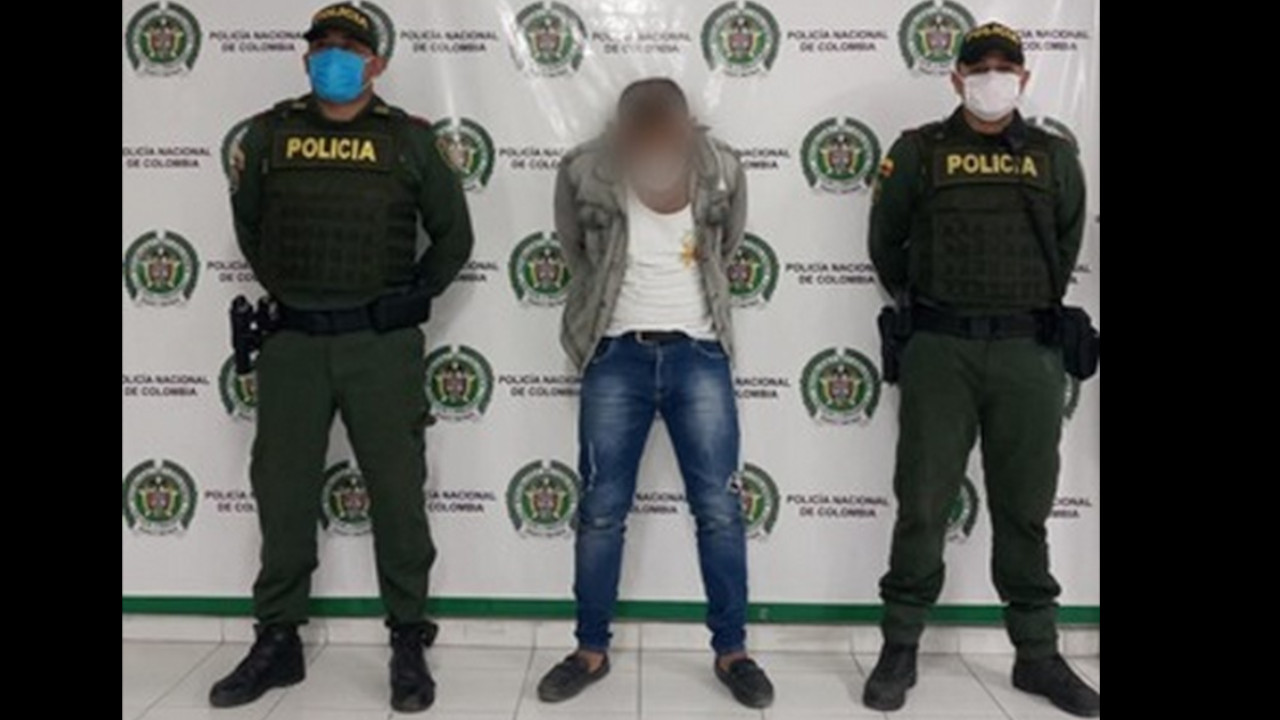 Por una ventana lo pillaron golpeando a la esposa y llamaron a la Policía