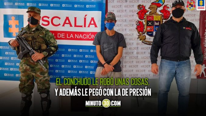 Casco-a-la-mama-con-una-olla-a-presion-porque-le-hizo-un-reclamo Mamá