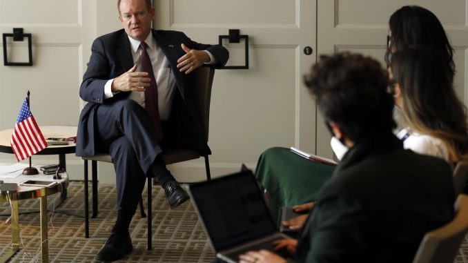 El senador estadounidense Chris Coons, del Partido Demócrata, habla con periodistas durante una rueda de prensa hoy, en Bogotá (Colombia). El senador estadounidense Chris Coons, muy cercano al presidente Joe Biden, consideró este jueves, al término de una visita a Colombia, que el país andino no está recibiendo el suficiente apoyo de la comunidad internacional en su esfuerzo por acoger a migrantes venezolanos. EFE/ Mauricio Dueñas Castañeda Colombia