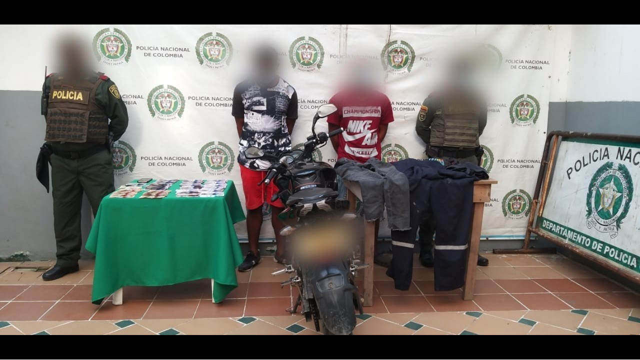 Cogieron a dos hombres que minutos antes habían cometido millonario robo en una bomba de gasolina