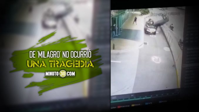El-momento-exacto-en-el-que-cae-carro-de-parqueadero-en-El-Poblado EL POBLADO