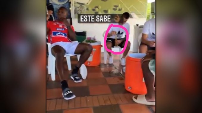 Furiosos-estan-algunos-hinchas-del-Junior-por-asado-y-cervezas-de-los-jugadores-en-la-sede-deportiva Furiosos están algunos hinchas del Junior por asado y cervezas de los jugadores en la sede deportiva
