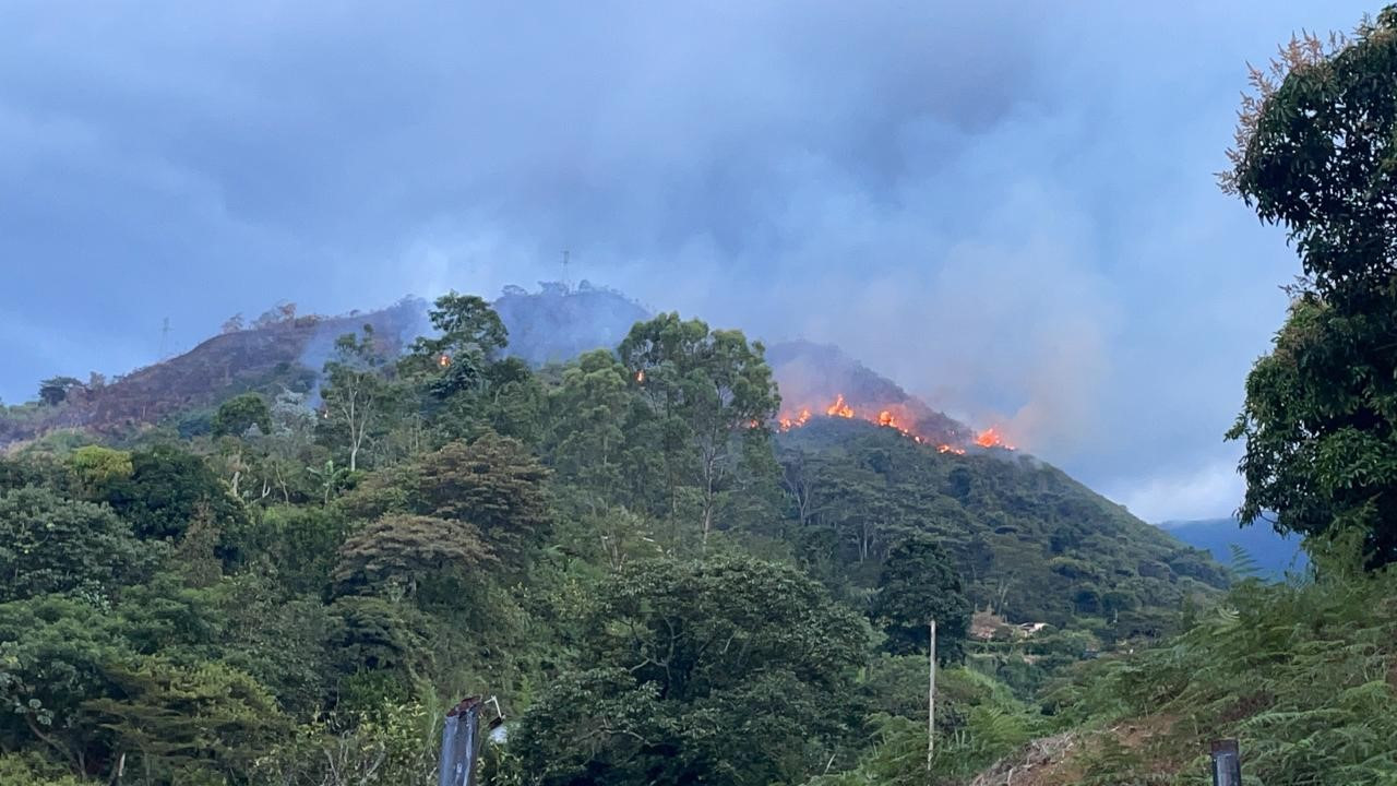 Hay un incendio forestal en Barbosa, aseguran que los bomberos no han podido ingresar al lugar