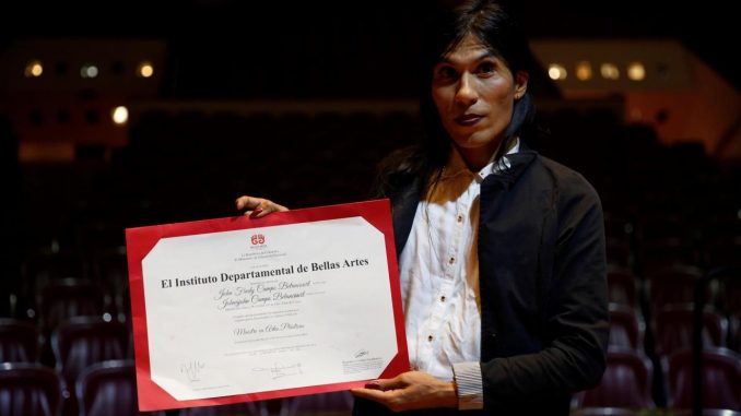 Johnajohn Campo fue registrado(a) al posar con su diploma de Artes Plásticas, en Cali (Colombia). EFE/Ernesto Guzmán Johnajohn Campo