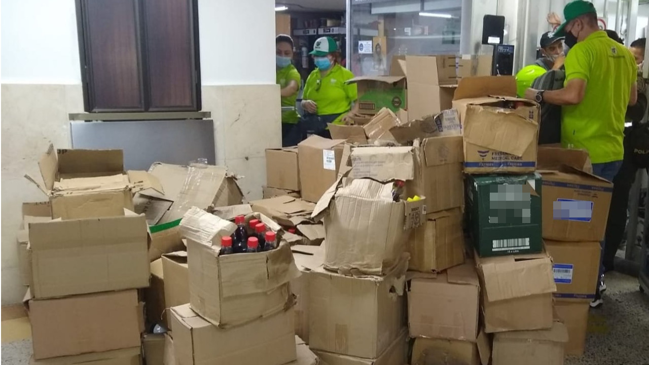 ¡Ojo con lo que consume! En el centro de Medellín hallaron más de mil botellas de licor falsificado