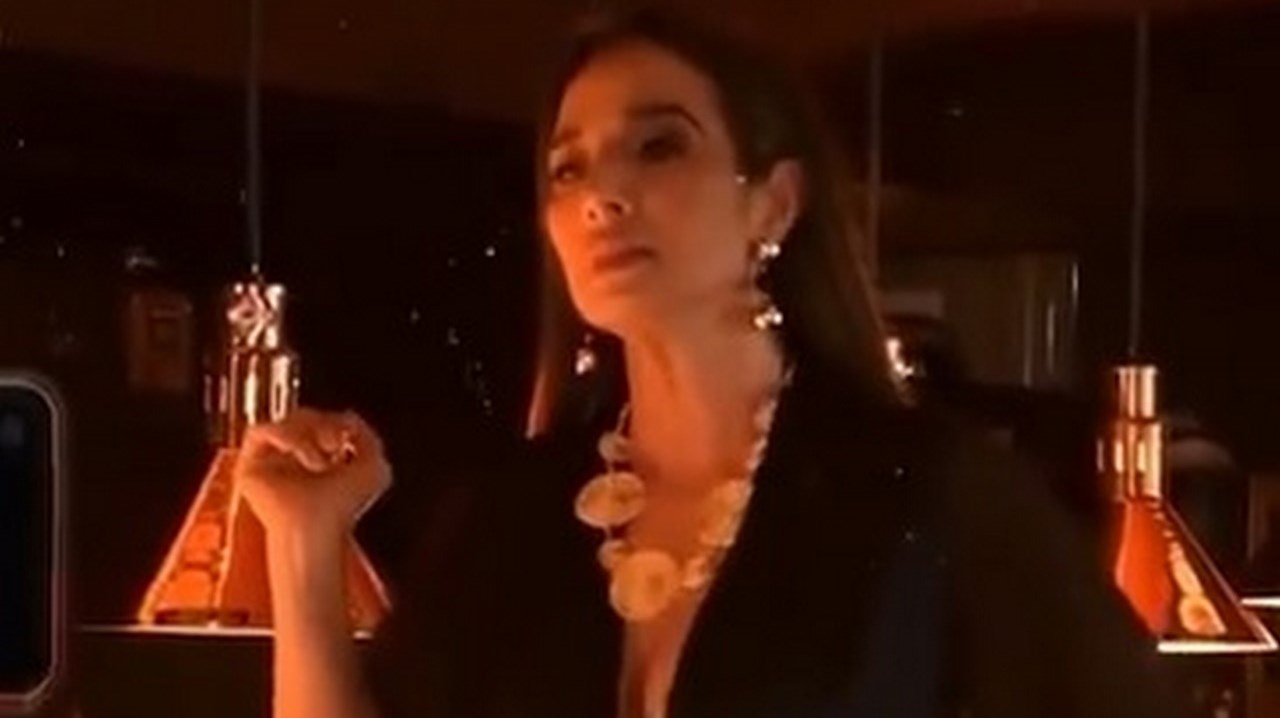 Mucha sensualidad para Instagram, Luly Bossa posó con ajustado body sobre una cama