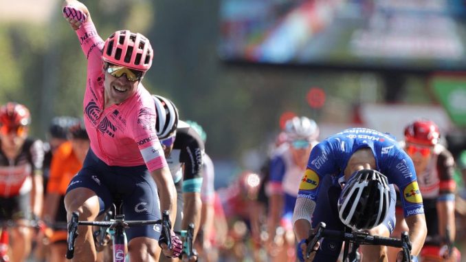 El danés Magnus Cort Nielsen (i), EF Education, celebra a su llegada a meta en la duodécima etapa de la Vuelta a España de este jueves, entre Jaén y Córdoba, de 175 kilómetros de recorrido. EFE/ Manuel Bruque Magnus Cort