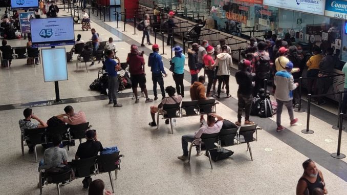 Más de 3 mil haitianos han pasado por la Terminal de Transportes de Medellín en la última semana Más de 3 mil haitianos han pasado por la Terminal de Transportes de Medellín en la última semana