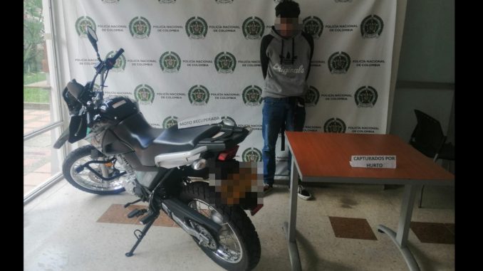 Lo agarrado dando un 'borondo' y asustado dijo que se había robado esta moto en Villa Hermosa Lo agarrado dando un 'borondo' y asustado dijo que se había robado esta moto en Villa Hermosa
