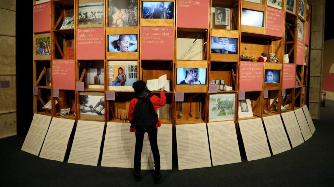 La exposición "Mumo: El Museo de los Objetos" busca que los niños "puedan disfrutar de encuentros con el arte a través de los cuales puedan ser escuchados y construir las sensibilidades necesarias para la construcción de paz en el país". En la imagen el registro de otra exposición del Centro de Memoria Histórica de Colombia. EFE/Mauricio Dueñas/Archivo arte