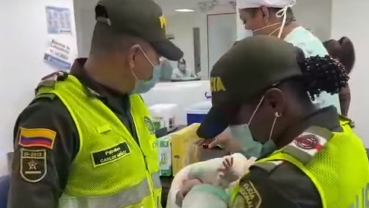 ¡Emocionante! Policías salvaron la vida de una bebé durante el parto